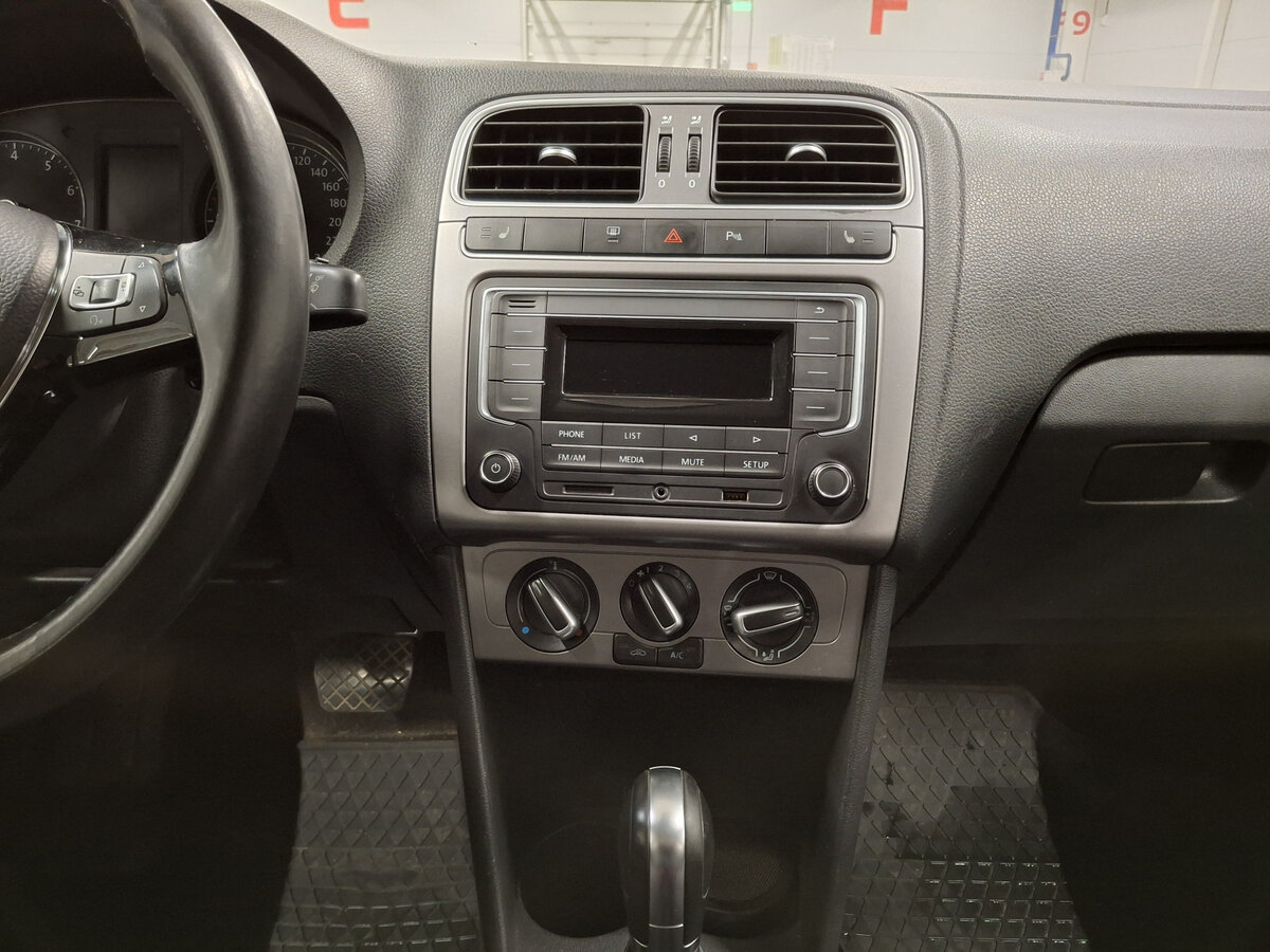 Volkswagen Polo V Рестайлинг, 2019 Фото №14